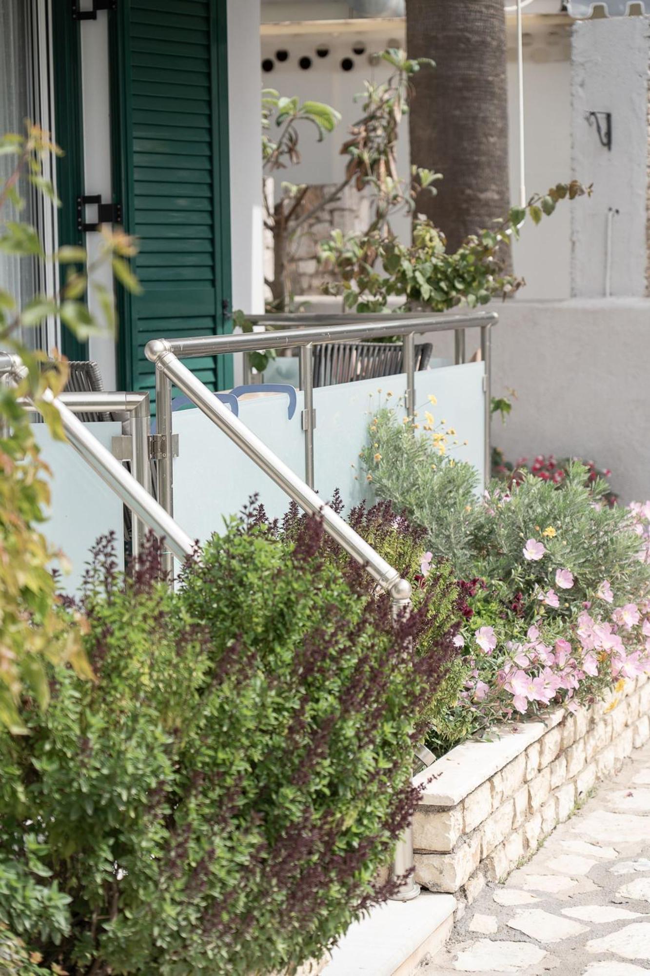 Captain'S Seafront Apartments 니드리 외부 사진